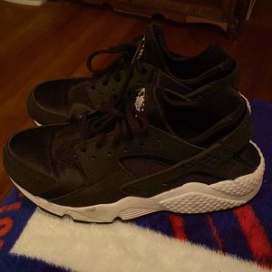 Like new nike huaraches. Barely worn.